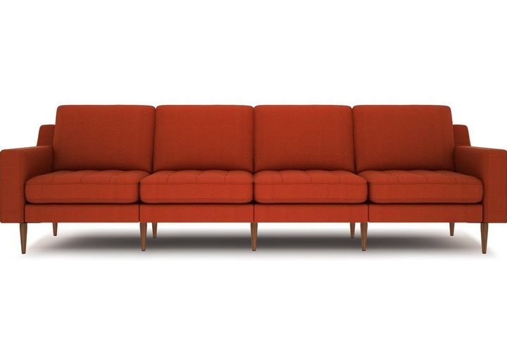 Normod 4-Sitzer Sofa mit Holzbeinen aus Nussbaum, Rot