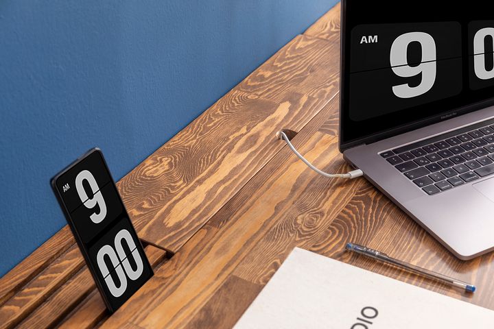 Moon Bureau, Walnoot