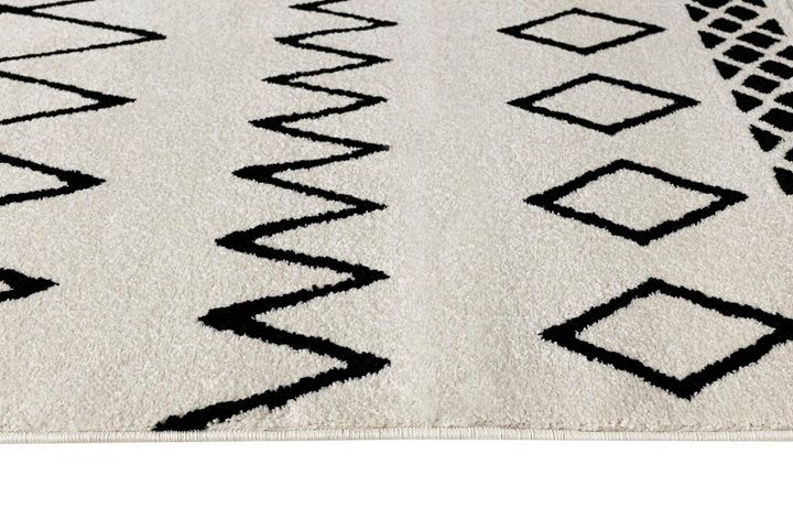 Shana Rug, 133 x 190 cm, Black & White
