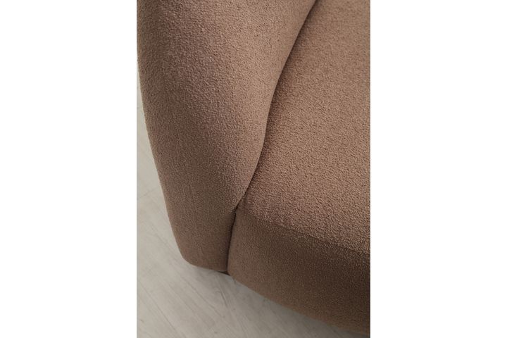 Tina Fauteuil, Bruin